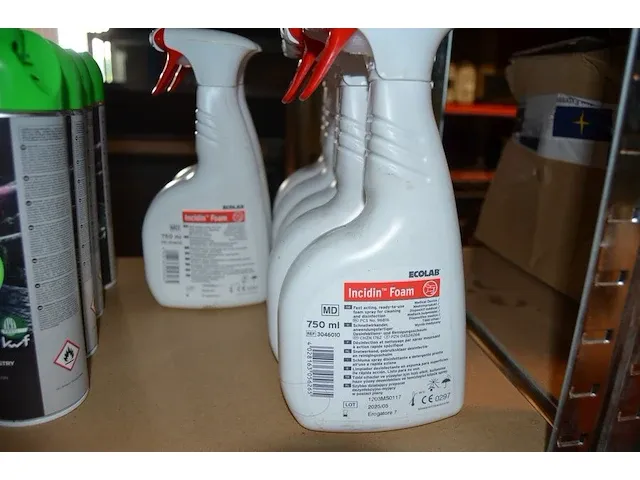 30 verf producten, 2 metalen rekken, kuisdoeken, doos vet, 5 jerrycans (9,10,12,14,15) - afbeelding 5 van  15
