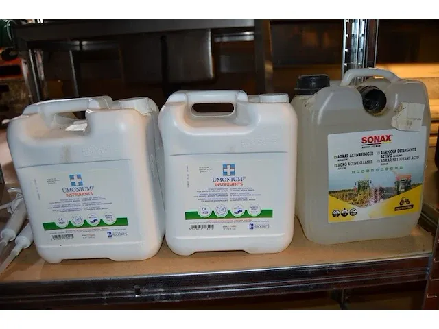 30 verf producten, 2 metalen rekken, kuisdoeken, doos vet, 5 jerrycans (9,10,12,14,15) - afbeelding 7 van  15