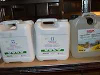 30 verf producten, 2 metalen rekken, kuisdoeken, doos vet, 5 jerrycans (9,10,12,14,15) - afbeelding 7 van  15