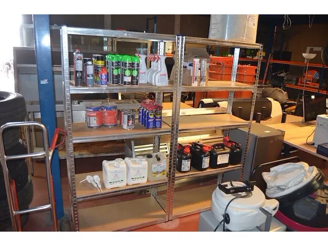 30 verf producten, 2 metalen rekken, kuisdoeken, doos vet, 5 jerrycans (9,10,12,14,15) - afbeelding 1 van  15