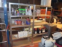 30 verf producten, 2 metalen rekken, kuisdoeken, doos vet, 5 jerrycans (9,10,12,14,15)