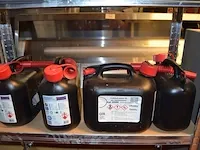 30 verf producten, 2 metalen rekken, kuisdoeken, doos vet, 5 jerrycans (9,10,12,14,15) - afbeelding 8 van  15