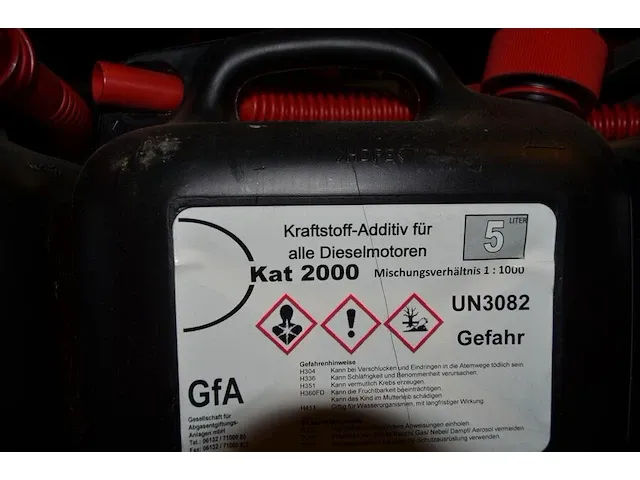 30 verf producten, 2 metalen rekken, kuisdoeken, doos vet, 5 jerrycans (9,10,12,14,15) - afbeelding 9 van  15