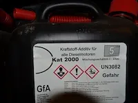 30 verf producten, 2 metalen rekken, kuisdoeken, doos vet, 5 jerrycans (9,10,12,14,15) - afbeelding 9 van  15
