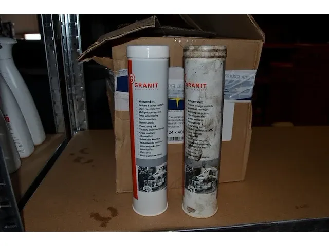 30 verf producten, 2 metalen rekken, kuisdoeken, doos vet, 5 jerrycans (9,10,12,14,15) - afbeelding 11 van  15
