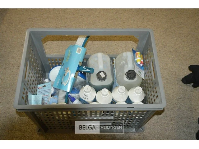 ±30 zwembadprodukten (kist niet mee inbegrepen) - afbeelding 1 van  6