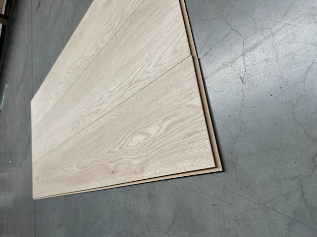 30,51 m² laminaatvloer 8mm - afbeelding 2 van  3
