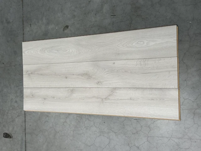 30,51 m² laminaatvloer 8mm - afbeelding 1 van  3