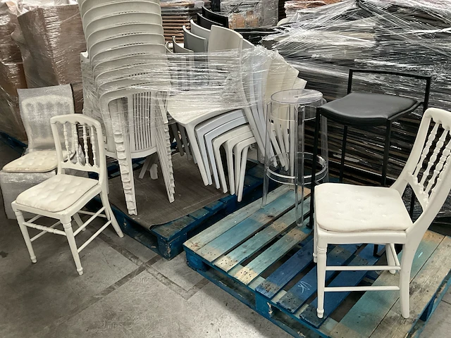 30x diverse stoelen + 2x barkruk - afbeelding 1 van  11