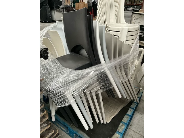 30x diverse stoelen + 2x barkruk - afbeelding 9 van  11