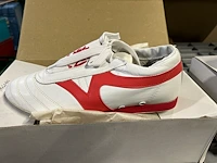 31 - indoor schoenen / taekwondo wit/rood wit/zwart (11st) - afbeelding 1 van  2