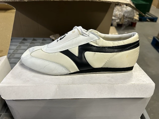 31 - indoor schoenen / taekwondo wit/rood wit/zwart (11st) - afbeelding 2 van  2