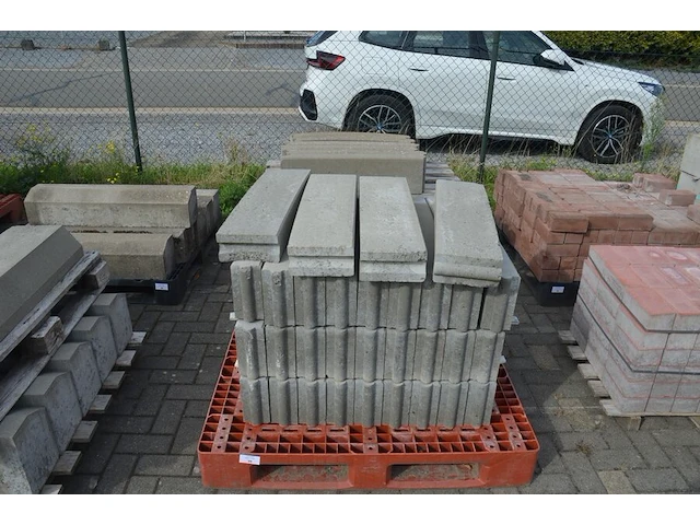 31 borduren 1 m, 11 halfronde borduren (zonder pvc paletten) - afbeelding 1 van  7