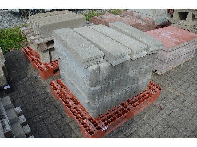 31 borduren 1 m, 11 halfronde borduren (zonder pvc paletten) - afbeelding 2 van  7