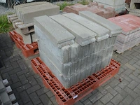 31 borduren 1 m, 11 halfronde borduren (zonder pvc paletten) - afbeelding 2 van  7