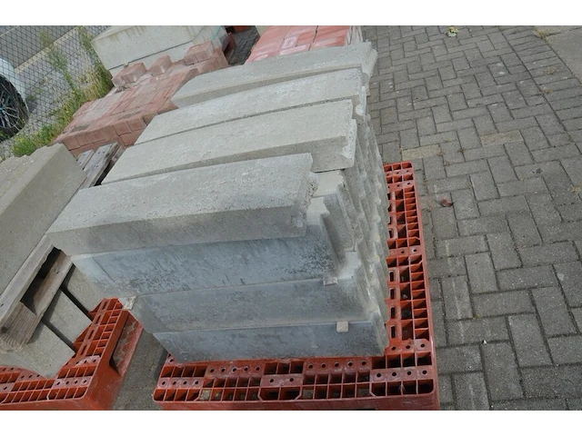 31 borduren 1 m, 11 halfronde borduren (zonder pvc paletten) - afbeelding 3 van  7