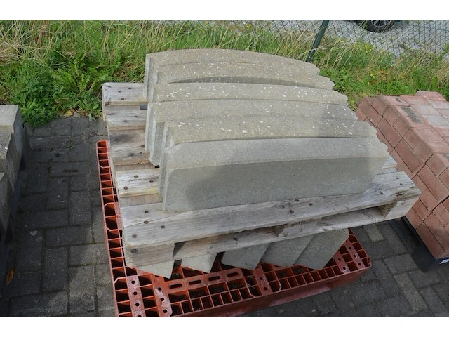 31 borduren 1 m, 11 halfronde borduren (zonder pvc paletten) - afbeelding 4 van  7