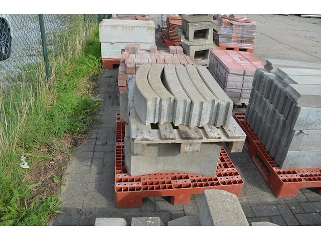 31 borduren 1 m, 11 halfronde borduren (zonder pvc paletten) - afbeelding 5 van  7