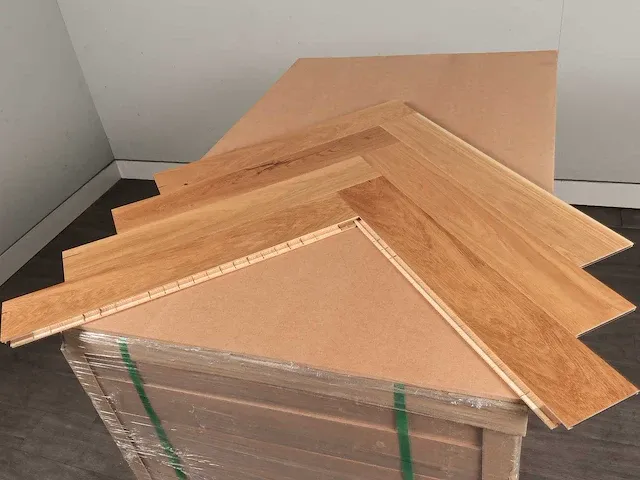 31 m2 multiplank eiken visgraat parket - 660 x 110 x 14 mm - afbeelding 1 van  4