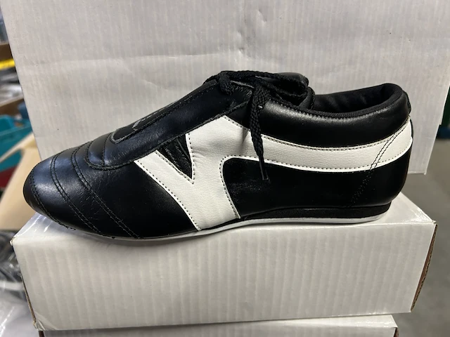 32 - indoor schoenen / taekwondo zwart/wit wit/zwart (14st) - afbeelding 1 van  2