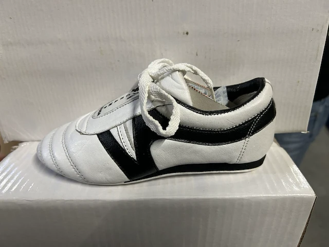 32 - indoor schoenen / taekwondo zwart/wit wit/zwart (14st) - afbeelding 2 van  2
