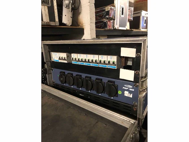 32 a cast - diverse audio - afbeelding 2 van  2