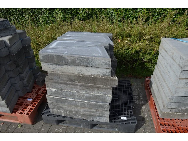 32 betonnen hoek borduren (zonder pvc pallet) - afbeelding 1 van  4