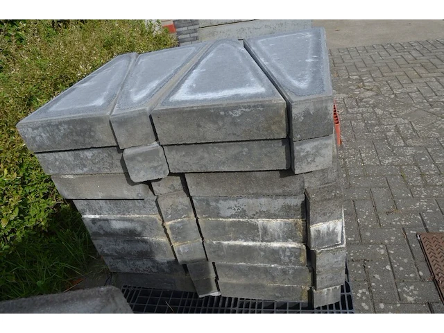 32 betonnen hoek borduren (zonder pvc pallet) - afbeelding 4 van  4
