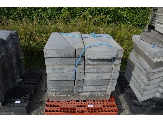 32 betonnen hoek borduren (zonder pvc pallet) - afbeelding 1 van  4