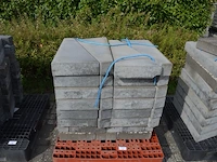 32 betonnen hoek borduren (zonder pvc pallet) - afbeelding 1 van  4