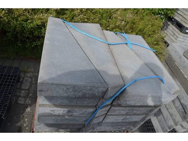 32 betonnen hoek borduren (zonder pvc pallet) - afbeelding 4 van  4