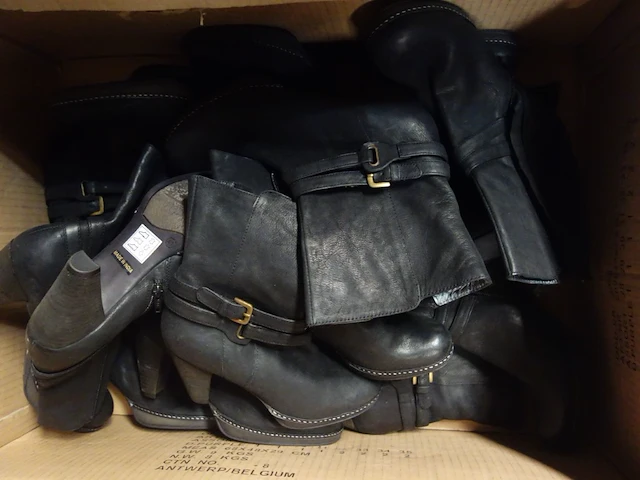 32x diverse schoenen - afbeelding 3 van  4