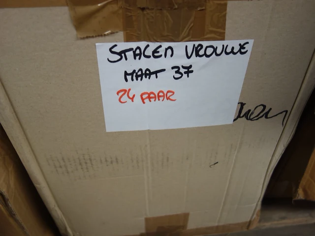32x diverse schoenen - afbeelding 4 van  4