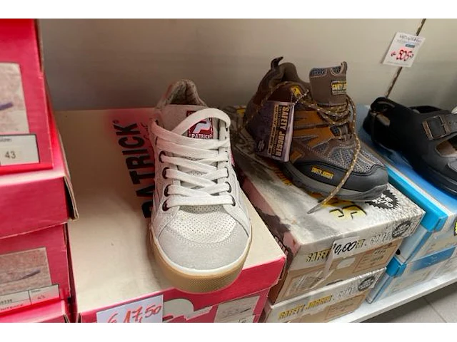 33 paar schoenen voor dames en heren - afbeelding 3 van  6