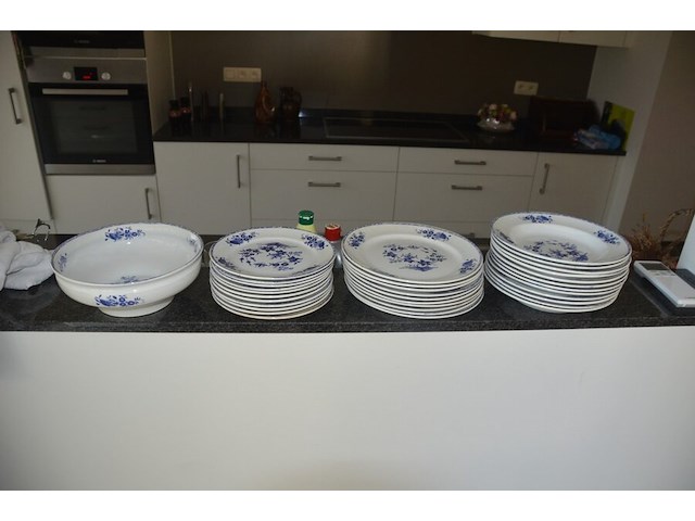 34 porseleinen borden wit en blauw gebloemd - afbeelding 1 van  8