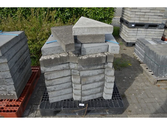35 betonnen hoek borduren (zonder pvc pallet) - afbeelding 1 van  4