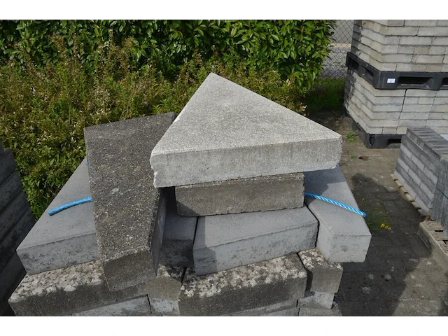 35 betonnen hoek borduren (zonder pvc pallet) - afbeelding 3 van  4