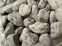 36 zakken sierkeien bluestone pebbles 40-60 mm(20kg) - afbeelding 1 van  4