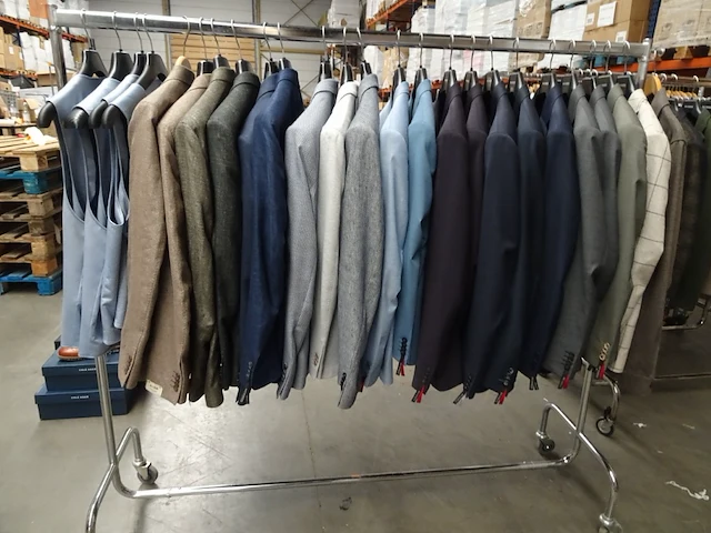 364 x nieuwe kledij - afbeelding 1 van  27