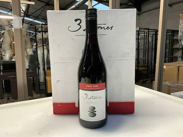 36x fles rode wijn 3 stones pinot noir 2016 - afbeelding 1 van  6