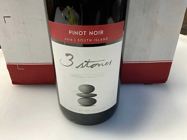 36x fles rode wijn 3 stones pinot noir 2016 - afbeelding 2 van  6