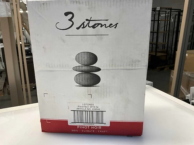 36x fles rode wijn 3 stones pinot noir 2016 - afbeelding 4 van  6