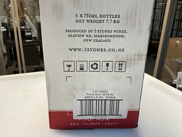 36x fles rode wijn 3 stones pinot noir 2016 - afbeelding 5 van  6