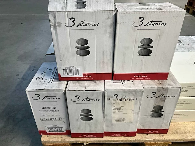 36x fles rode wijn 3 stones pinot noir 2016 - afbeelding 6 van  6
