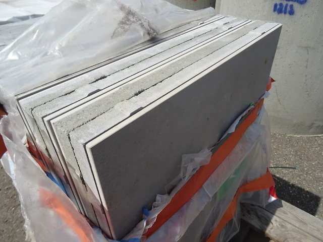 36x keramische tegel kera linea verlijmd op beton - afbeelding 2 van  2