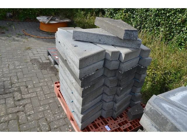 37 betonnen hoek borduren (zonder pvc pallet) - afbeelding 1 van  4