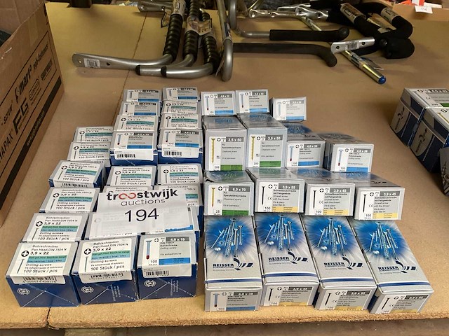 37 doosjes schroeven - afbeelding 1 van  8