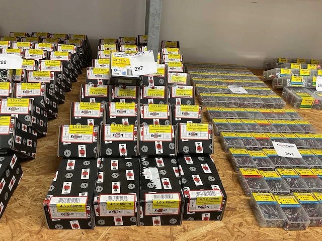 38 dozen spaanderplaatschroeven - afbeelding 1 van  6