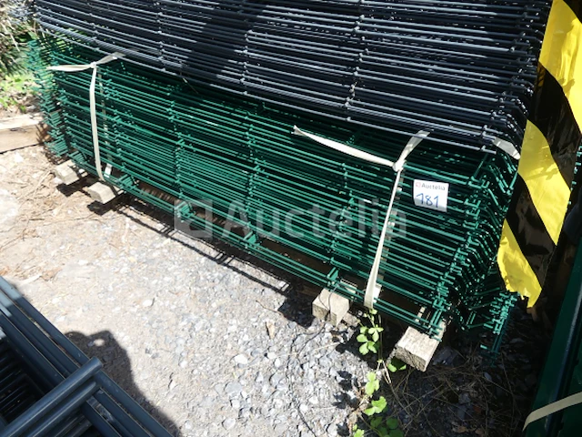 38 harde schuttingpanelen met palen - afbeelding 1 van  9