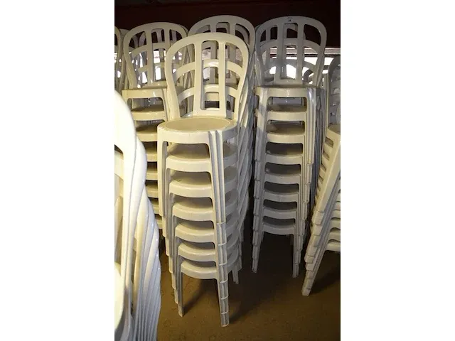 39 wit pvc stoelen (1140) - afbeelding 1 van  4